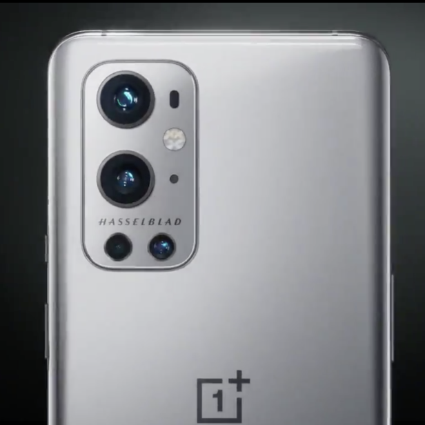 Die Rückseite eines silbernen OnePlus-Smartphones mit Hasselblad-Kamera.