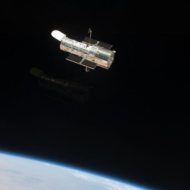 Das Hubble-Weltraumteleskop über der Erdatmosphäre.