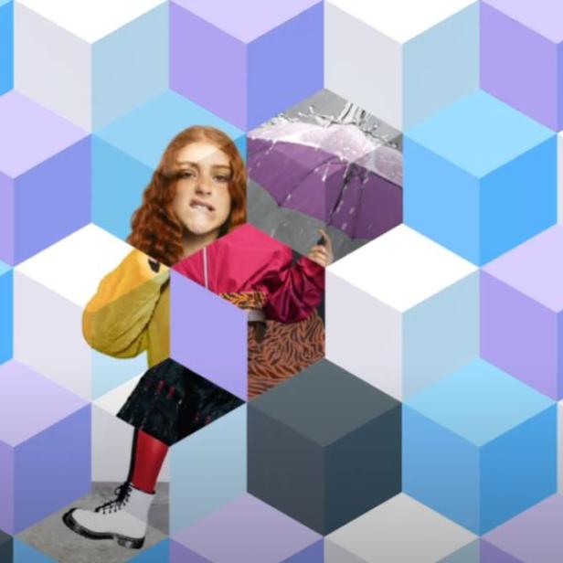 Eine junge Frau mit Regenschirm, eingebettet in ein Muster aus blauen und violetten Würfeln.
