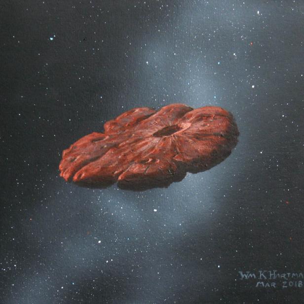 Ein rötlicher Asteroid schwebt vor einem Sternenhintergrund.