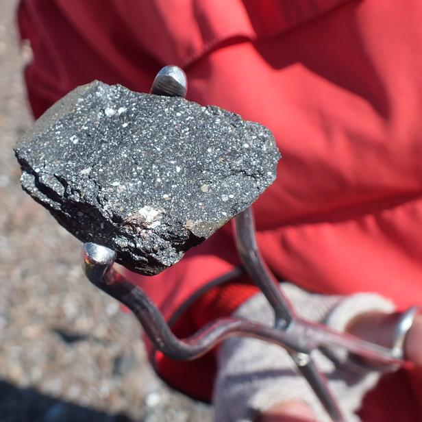 Dieser Mond-Meteorit wurde 2019 bei einer Expedition des Antarctic Search for Meteorites Program (ANSMET) der Universität Utah gefunden