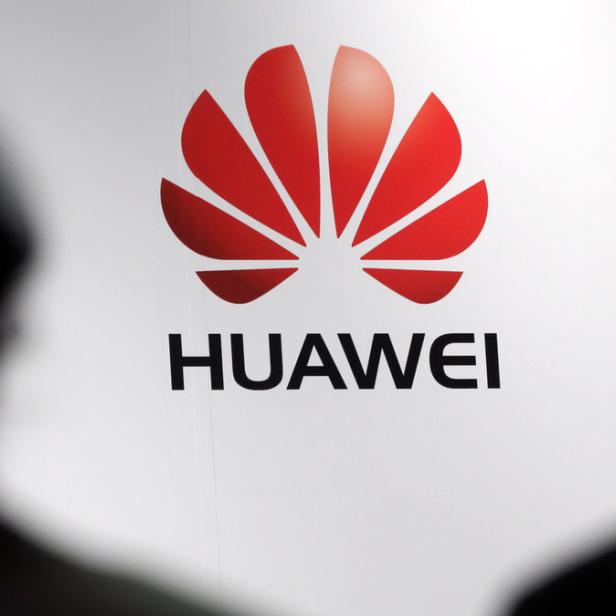 Das Huawei-Logo mit dem stilisierten roten Blütenblatt auf einem weißen Hintergrund.