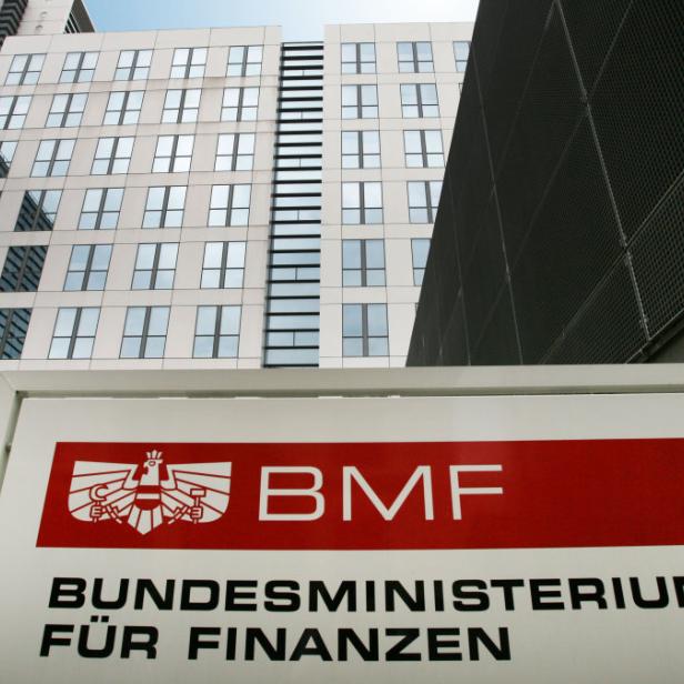 Das Schild des Bundesministeriums für Finanzen (BMF) vor einem modernen Gebäude.