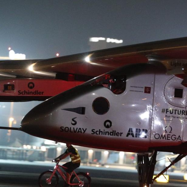 Solar Impulse 2 landete heute Nacht nach einer Weltumrundung wieder in Abu Dhabi.