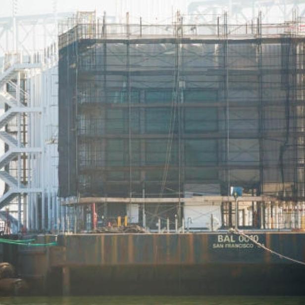 Der Schleppkahn mit Containeraufbau in der Bucht von San Francisco