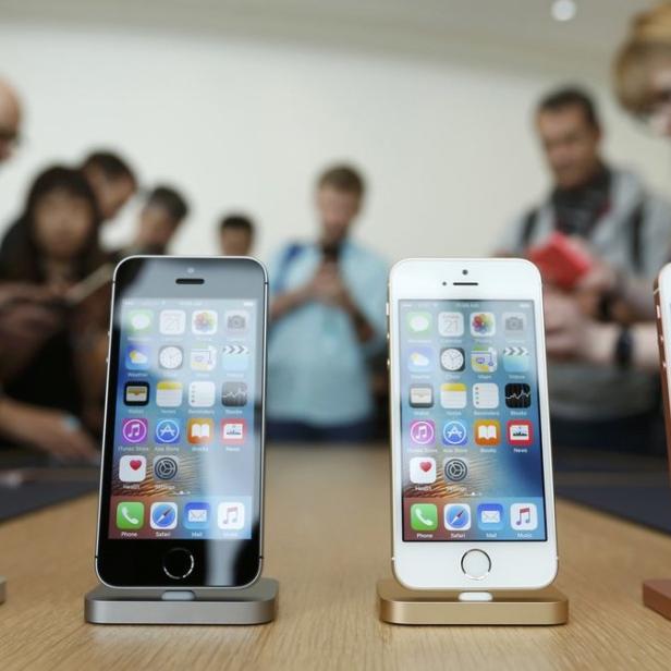 Mehrere iPhones stehen auf einer Theke zur Ansicht bereit.