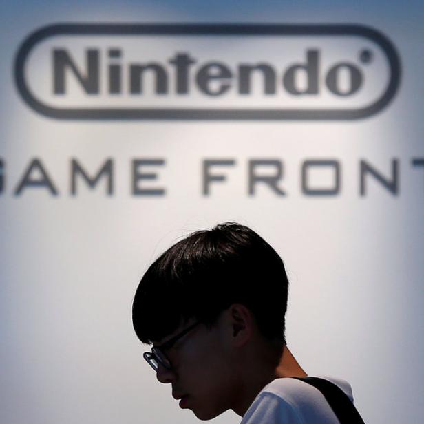 Eine Person steht vor einem „Nintendo Game Front“-Logo.