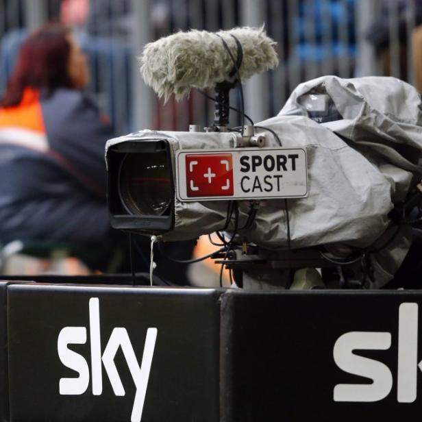 File photo of Sky television camera operator during a German Bundesliga first division soccer match in Munich January 19, 2013. German pay-TV operator Sky Deutschland gained more subscribers than expected during the second quarter, helped by German soccer triumphs. Sky Deutschland added 47,900 customers to 3.45 million during the quarter, beating even the most optimistic expectation of 44,000 in a Reuters poll. The company, which is majority owned by Rupert Murdoch&#039;s News Corp, said earnings before interest, tax, depreciation and amortisation (EBITDA) rose 60 percent to 36.8 million euros ($48.7 million). REUTERS/Michael Dalder/Files (GERMANY - Tags: SPORT BUSINESS MEDIA)