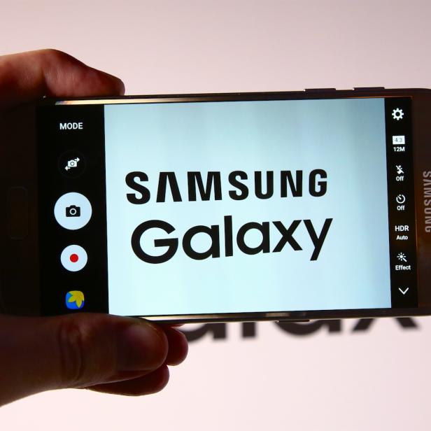 Eine Hand hält ein Samsung Galaxy Smartphone im Querformat.