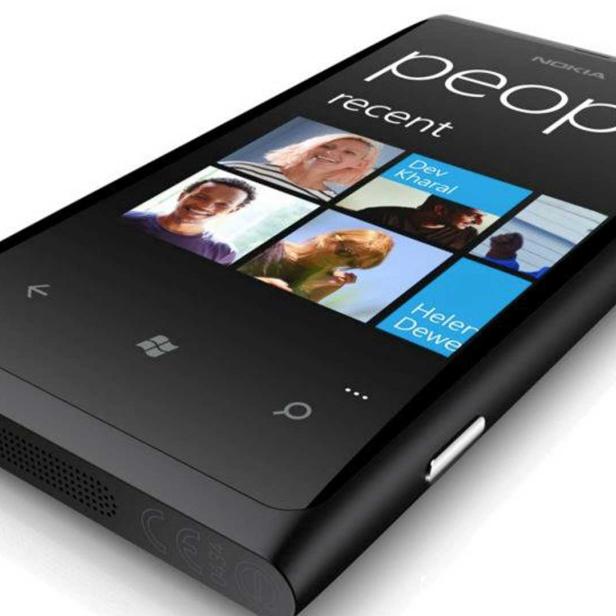 Mit der Lumia-Reihe versuchten Nokia und Microsoft gemeinsam verlorenen Boden gut zu machen. Hier das Lumia 800 mit Windows Phone 7 Betriebssystem.