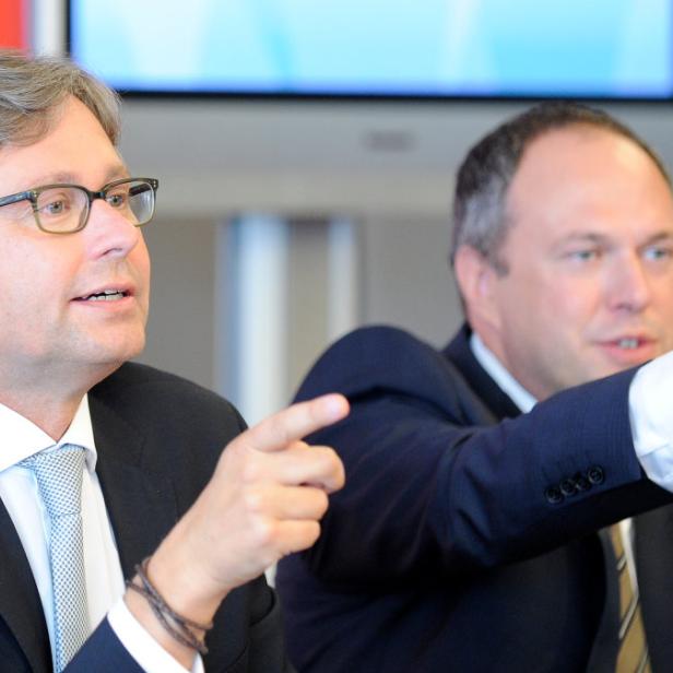 APA5249132 - 15092011 - WIEN - ÖSTERREICH: Generaldirektor Alexander Wrabetz und der kaufmännische Direktor Richard Grasl (R.) während einer ORF-Pressekonferenz nach der Direktorenwahl am Donnerstag, 15. September 2011, am Küniglberg in Wien. APA-FOTO: ROBERT JAEGER