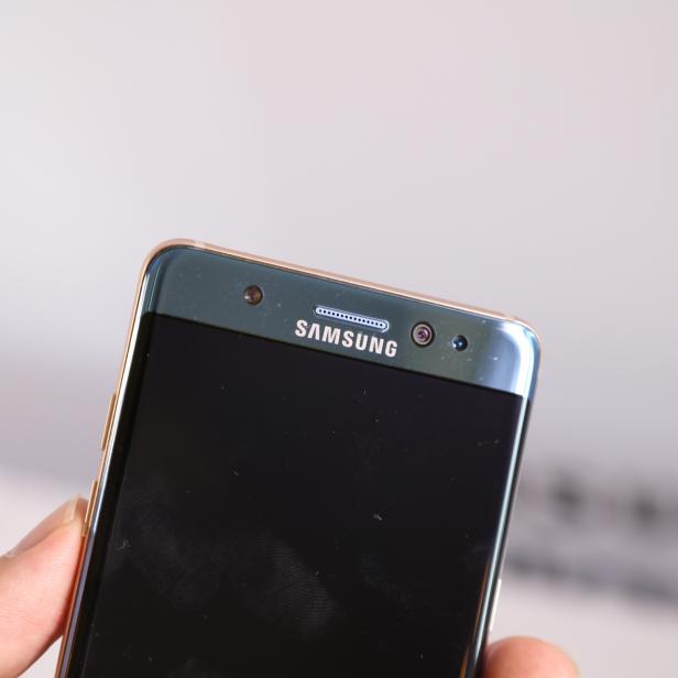 Nahaufnahme eines Samsung Smartphones mit schwarzem Bildschirm.