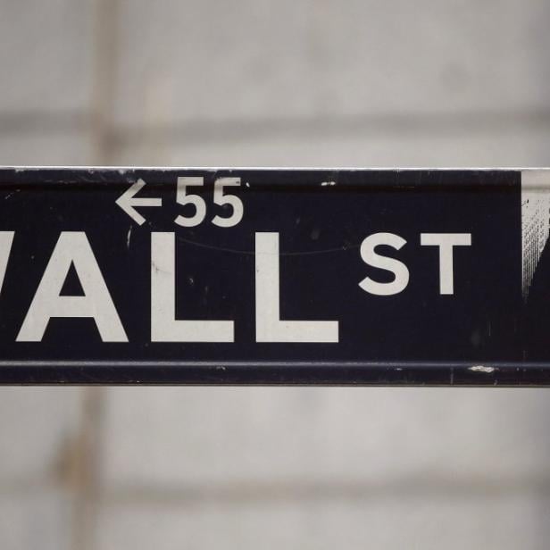 The Wall Street sign is seen near the New York Stock Exchange, November 19, 2012. REUTERS/Chip East (UNITED STATES - Tags: BUSINESS)