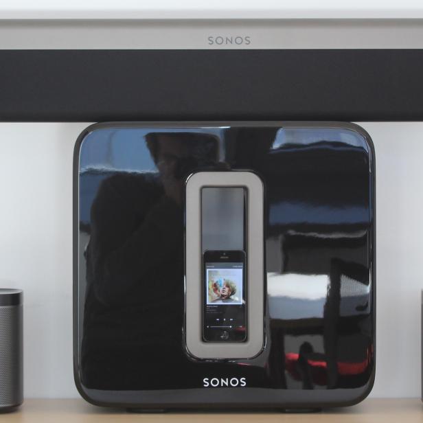 Die Sonos Playbar, Sub und zwei Play:1