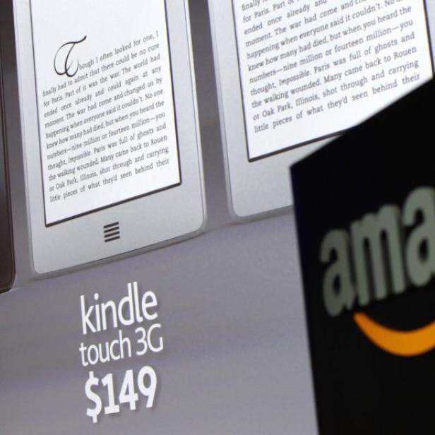 Kindle Fire und Kindle Touch 3G E-Reader von Amazon werden gezeigt.