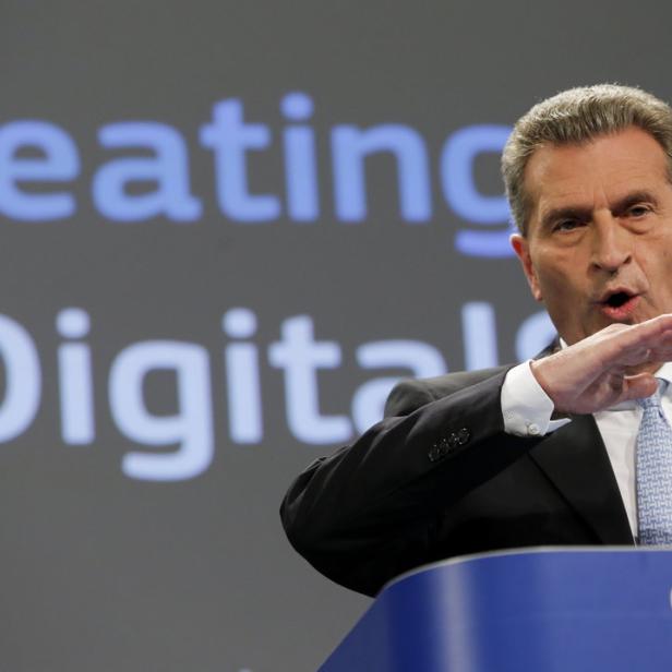 Ein Mann spricht vor einem Hintergrund mit der Aufschrift „Creating #Digital“.
