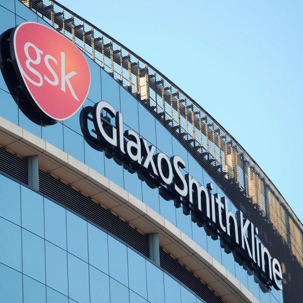 Das GlaxoSmithKline-Gebäude mit dem GSK-Logo an der Fassade.