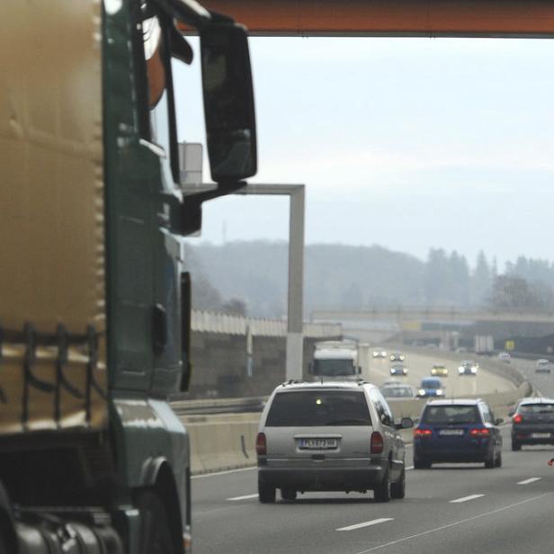 Verkehr auf einer Autobahn mit einem Lastwagen und einem Autotransporter.