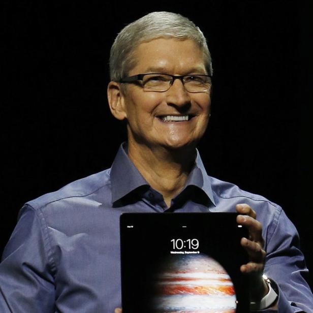 Apple-CEO Tim Cook mit dem iPad Pro