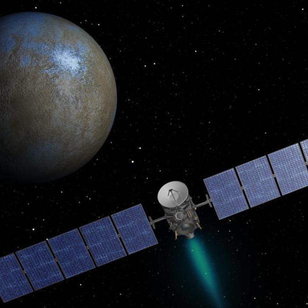 Ein Satellit mit Solarpaneelen fliegt vor einem fernen Planeten im Weltraum.