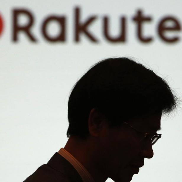 Die Silhouette eines Mannes vor dem Rakuten-Logo.