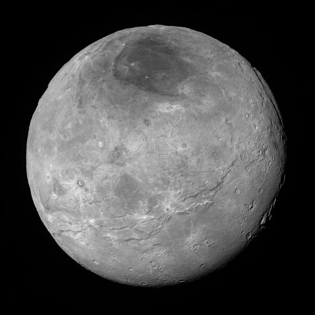 Eine Nahaufnahme des Charon, dem größten Mond des Pluto, vor einem schwarzen Hintergrund.