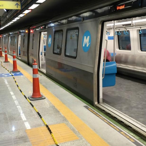 Ein Zug der Metro Rio steht an einem Bahnsteig mit geöffneten Türen.