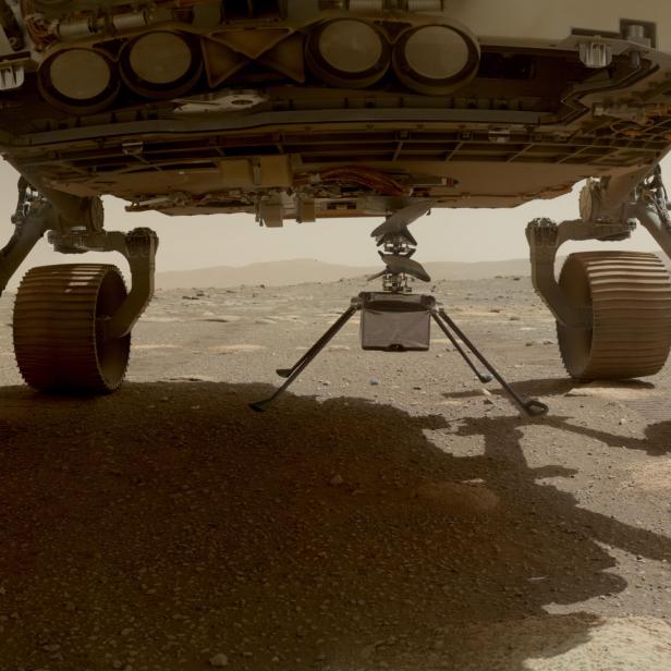 Der Ingenuity-Hubschrauber der NASA ist am Perseverance Rover befestigt.