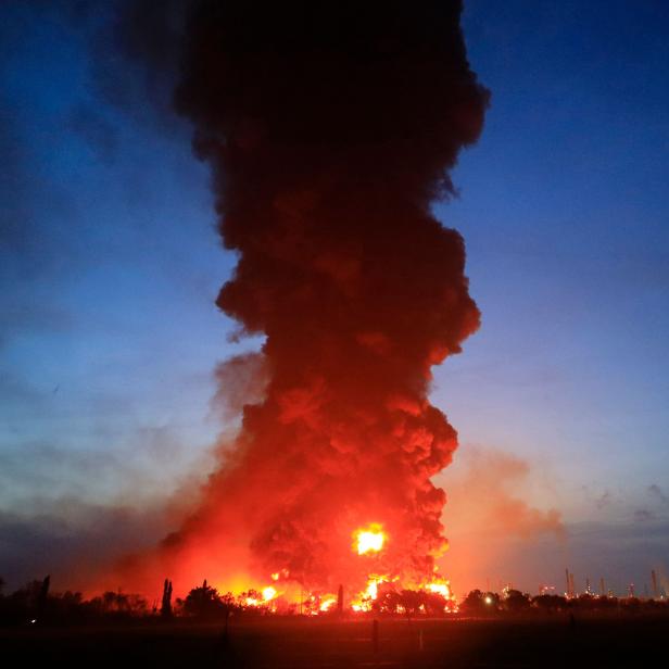 TOPSHOT-INDONESIA-ACCIDENT-REFINERY-FIRE