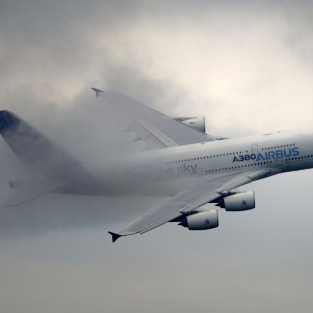 Ein Airbus A380 kommt aus den Wolken hervor