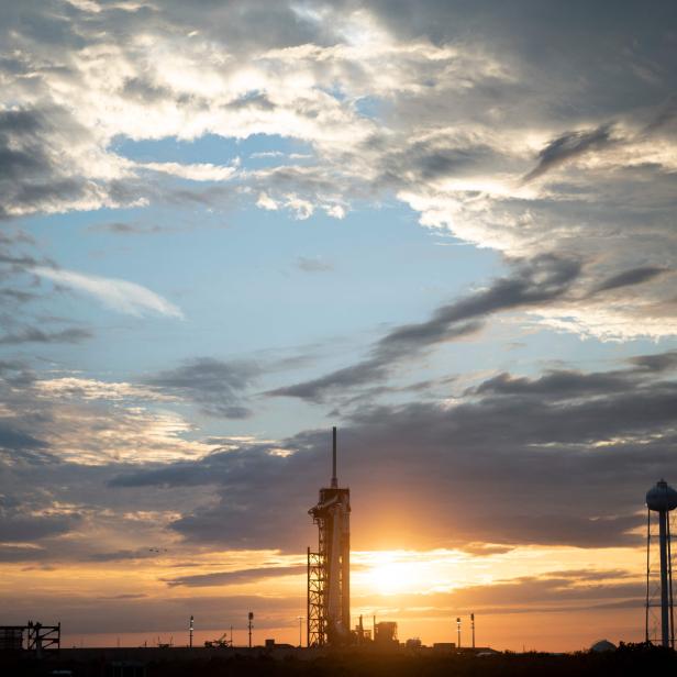 Eine Rakete steht bei Sonnenuntergang auf einer Startrampe in den USA.