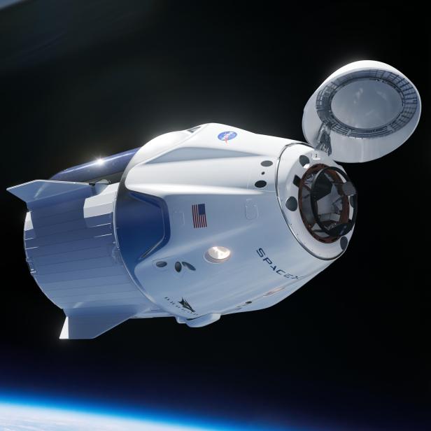 Eine „SpaceX“-Dragon-Raumkapsel dockt an die Internationale Raumstation an.