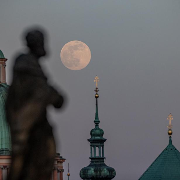 Der Vollmond überragt die Türme und Kuppeln von Prag.