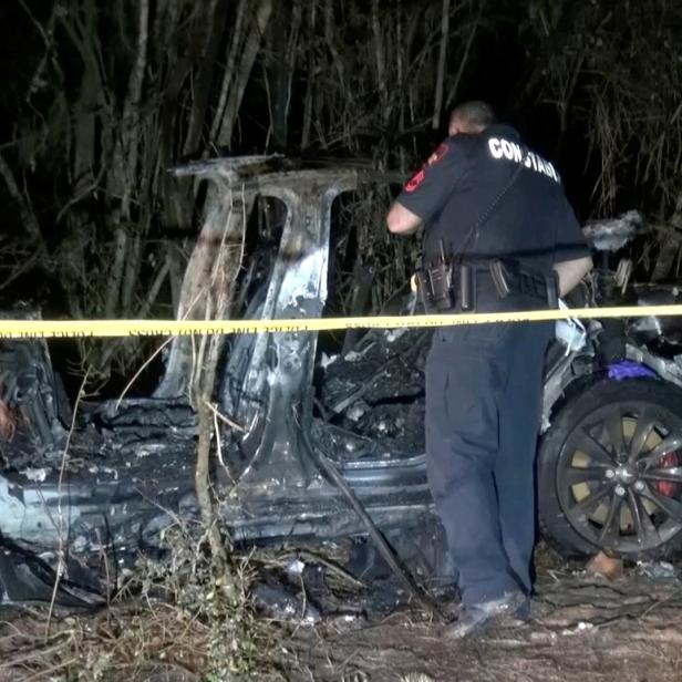 Heftiges Video: Tesla-Autopilot crasht ungebremst in Polizeiauto (Symbolbild)