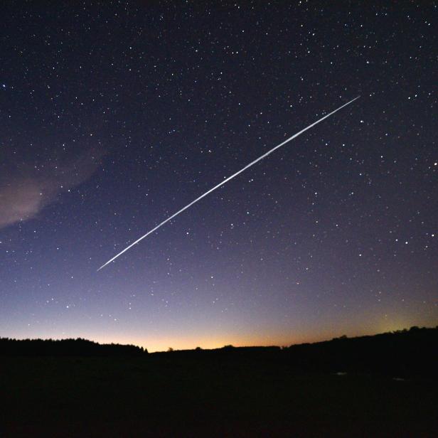 Ein Starlink-Satellit zieht eine Spur durch den Nachthimmel über Uruguay.