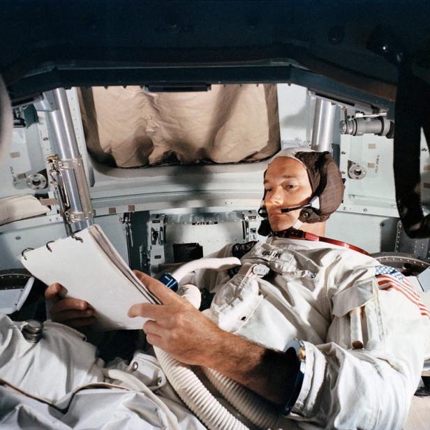 Astronaut David Scott im Apollo-9-Raumschiff, während er eine Checkliste liest.