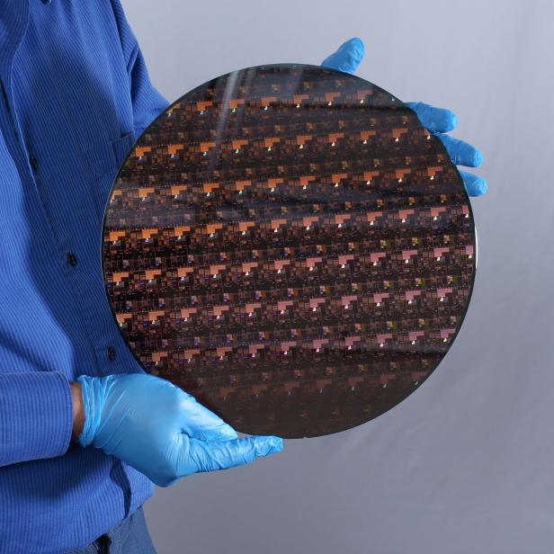 Ein Wafer von IBM in 2-Nanometer-Bauweise