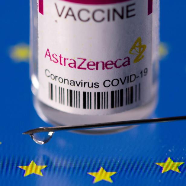 Dosis AstraZeneca mit Nadel und EU-Flagge