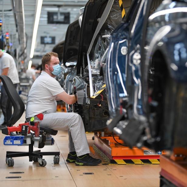 FILE PHOTO: FILE PHOTO: Production line of German car manufacturer Audi amid the coronavirus pandemic