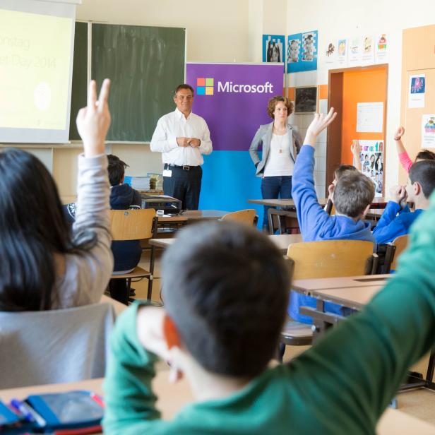 Daniela Denk und Microsoft Österreich Geschäftsführer Georg Obermeier beim Unterrichten in der Neuen Mittelschule Wiesberggasse