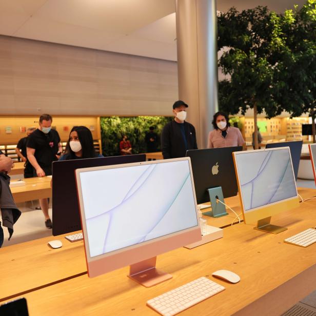 US-APPLE-DISPLAYS-NEW-PRODUCTS-AT-5TH-AVE-STORE-IN-NEW-YORK-CITY