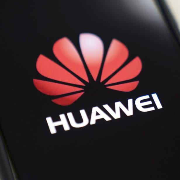 UK government blocks Huawei from UK 5G network