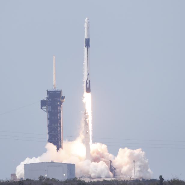 Eine Falcon 9 Rakete startet mit einer großen Rauchwolke.