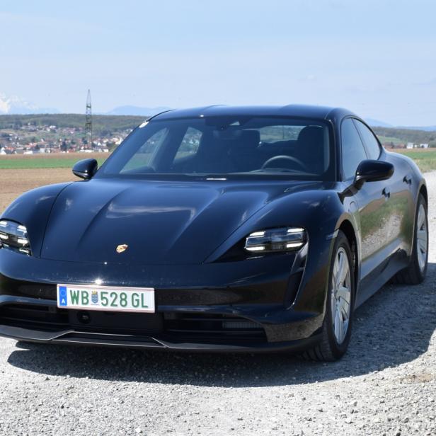 Porsche Taycan auf einem Feldweg