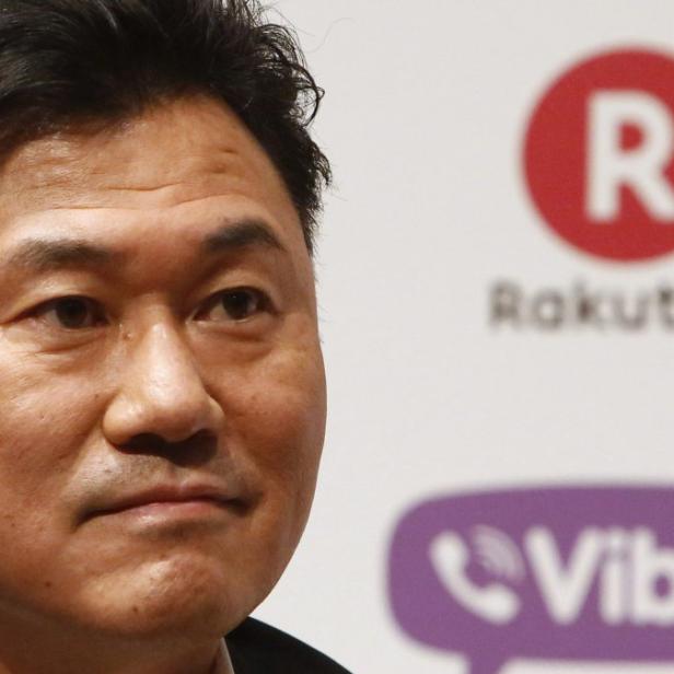 Rakuten-CEOHiroshi Mikitani bei der Bekanntgabe der Übernahme