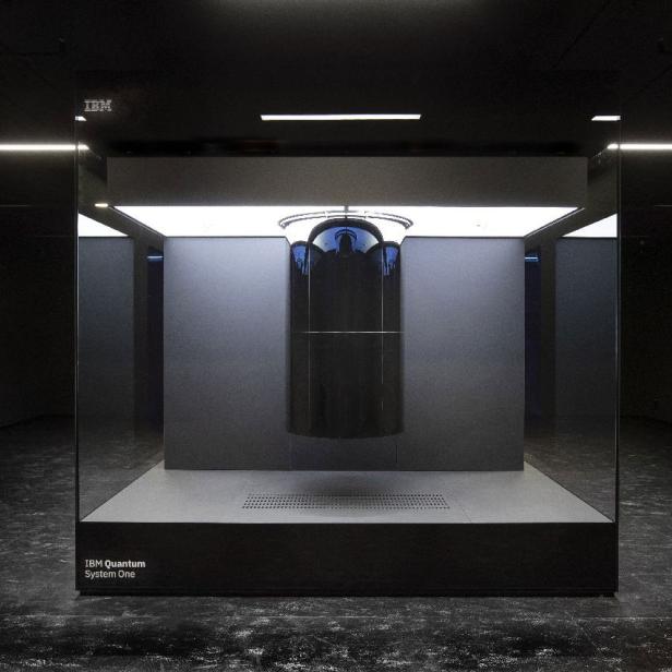 Der IBM Quantum System One Quantencomputer in einer Glasvitrine.