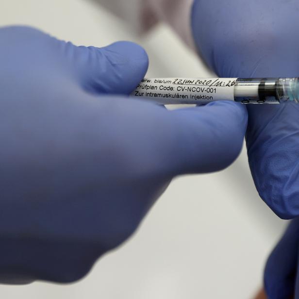 Das experimentelle COVID-19-Vakzin von CureVac wird einem Freiwilligen in klinischen Studien verabreicht.
