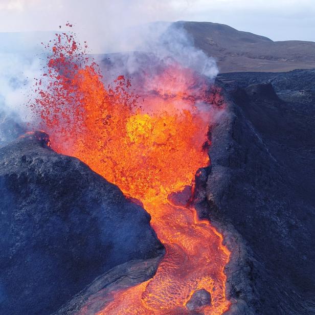 Der Vulkan Fagradalsfjall in Island bricht mit Lava aus.