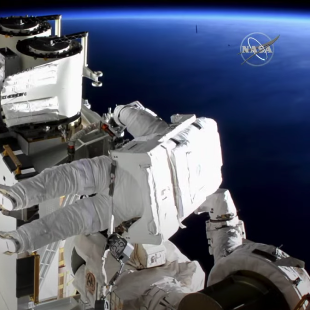 Ein NASA-Astronaut führt einen Weltraumspaziergang außerhalb der Internationalen Raumstation durch.