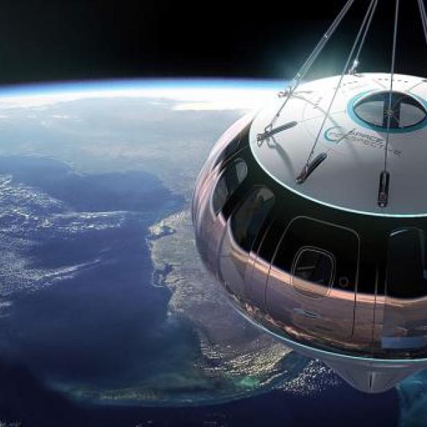 Ein Raumschiff von Space Perspective schwebt vor der Erdkugel.